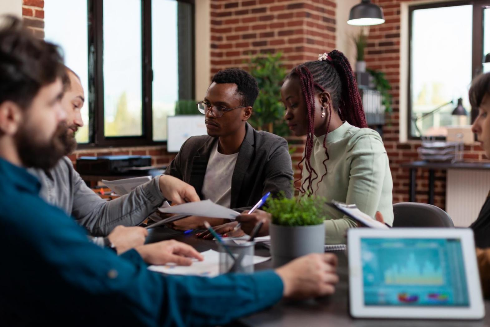 Persona organizando finanzas personales con documentos y calculadora