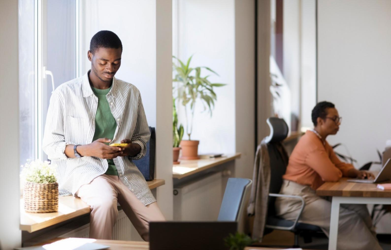 Gráficos de crecimiento financiero en pantalla de ordenador