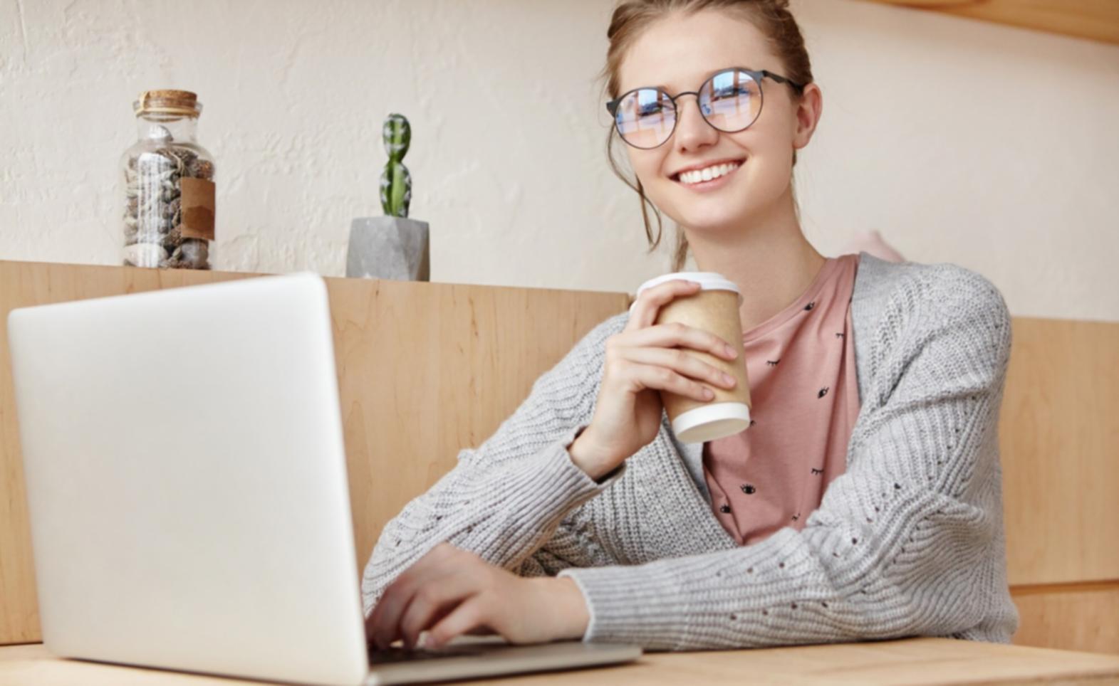 Espacio de trabajo con documentos financieros y calculadora