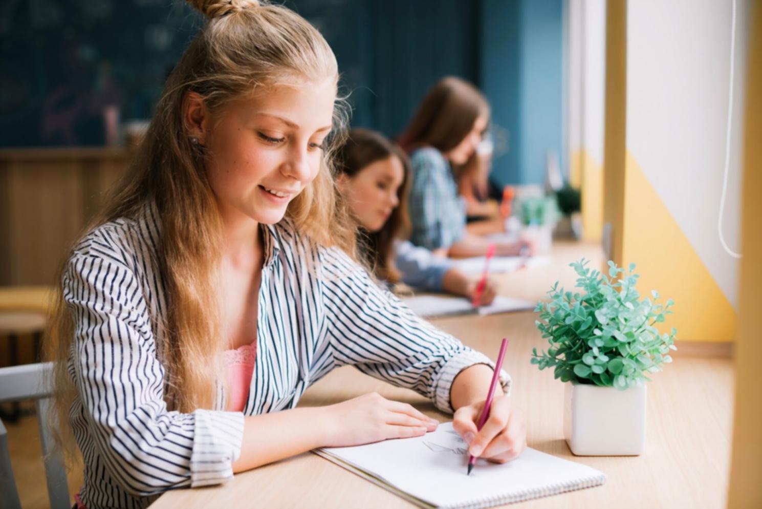 Persona revisando extractos bancarios y haciendo anotaciones