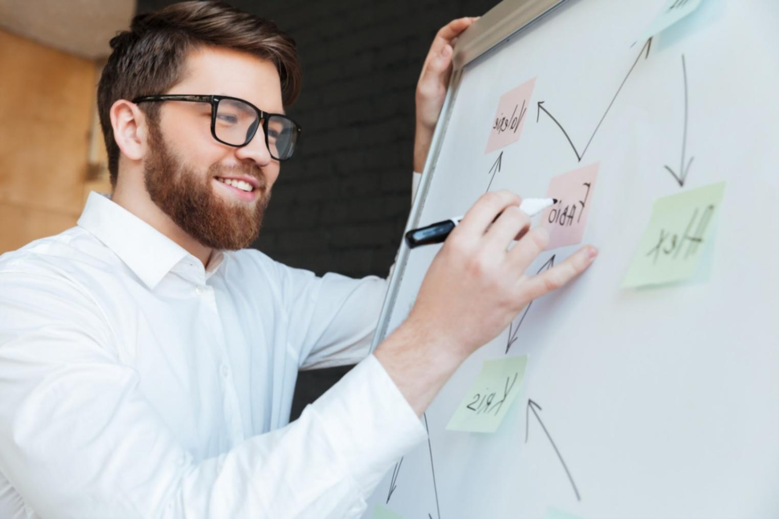 Espacio de trabajo profesional con documentos financieros y herramientas de planificación presupuestaria