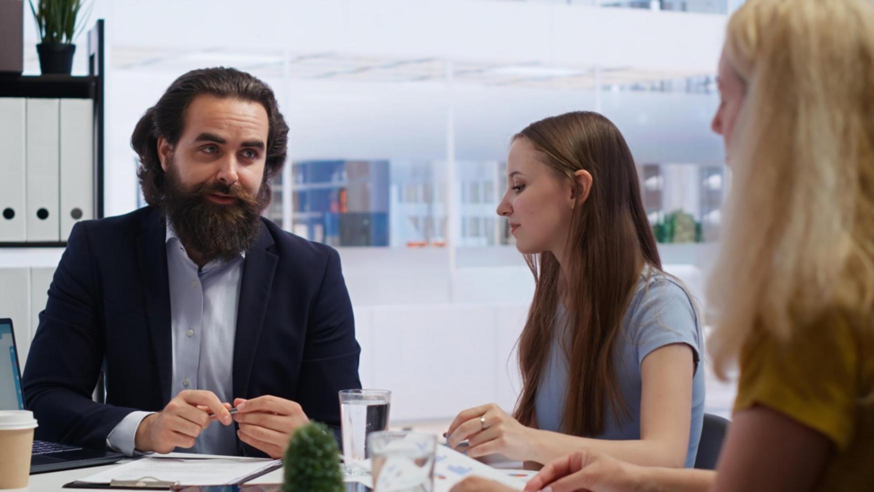 Equipo de melthioraven trabajando en materiales educativos sobre presupuestos